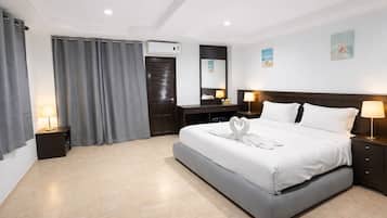 Quarto luxo, 1 cama King | Frigobar (abastecido com alguns itens grátis), escrivaninha