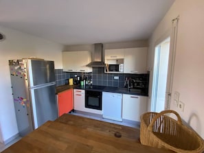 Fridge, microwave, oven, dishwasher - T4 Villa with residential pool, 3 bedrooms, up to 7 people (Leucate)
