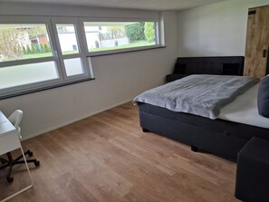 1 chambre, lit parapluie, Wi-Fi gratuit, draps fournis