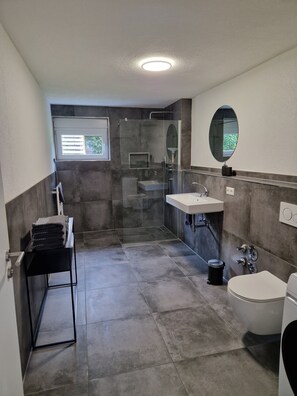 ヘアドライヤー、タオル、石鹸、トイレットペーパー