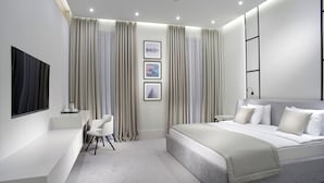 Ein modernes Schlafzimmer mit einem großen Bett, einem Schreibtisch und einem Stuhl.