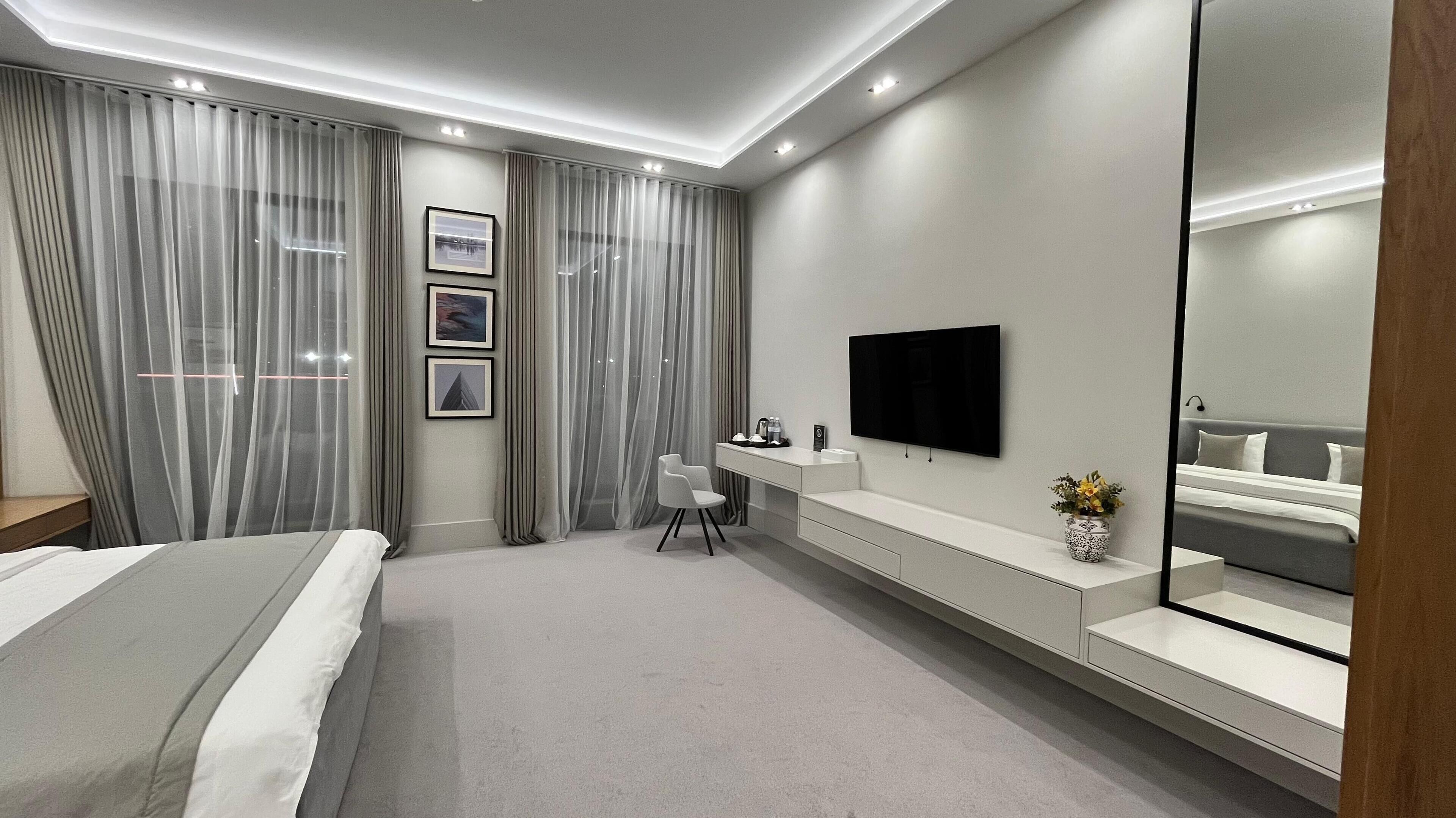 Escritorio, espacio para trabajar con laptop y wifi gratis 