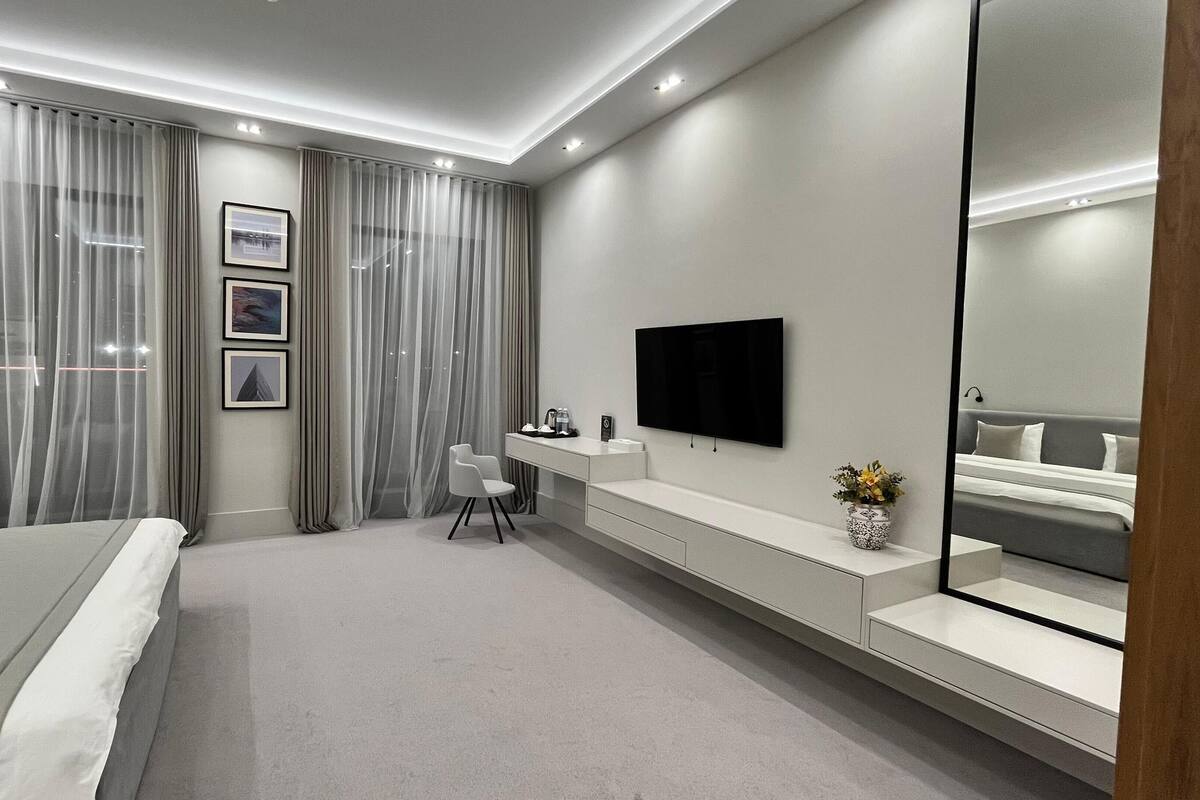 Escritorio, espacio para trabajar con laptop y wifi gratis