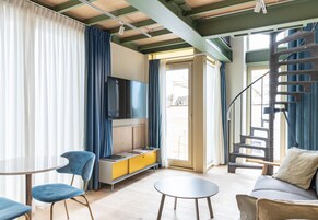 Superior Duplex, 1 Bedroom | Ruang tamu | 50 inci televisyen LED dengan kabel, TV, lantai dipanaskan