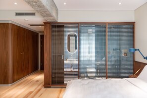 Superior Studio, 1 King Bed | Premium bedding, pillowtop beds, minibar, in-room safe