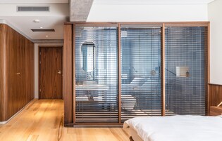 Ropa de cama de alta calidad, colchones con pillow-top y minibar 
