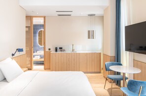 Estudi superior, 1 llit de matrimoni gran, terrassa | Cuina privada | Frigorífic petit, microones, placa de cuina i cafetera exprés 