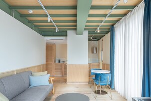 Dúplex superior, 1 habitación | Cocina privada | Frigorífico pequeño, microondas y placa de cocina