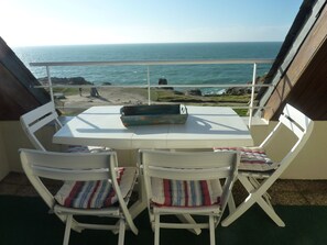 Outdoor dining - Sea View Apartment (Le Croisic)