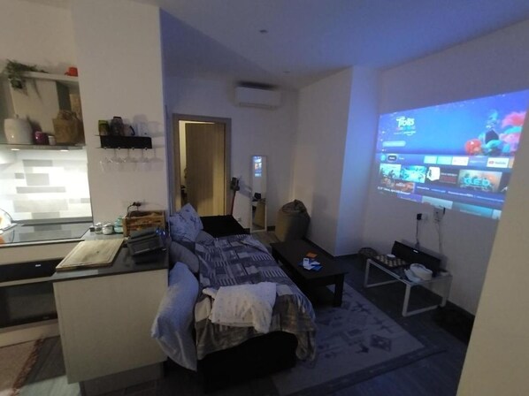 Business-Doppel- oder -Zweibettzimmer | Wohnbereich | 32-Zoll-Flachbildfernseher mit Kabelempfang, Fernseher, Netflix