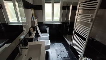 Rainfall showerhead, towels