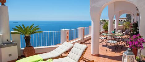 تناول الطعام بالخارج