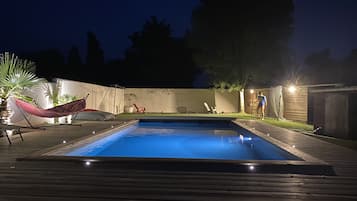 حمّام سباحة خارجي، حمّام سباحة مُدفَّأ