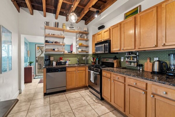 Een koelkast, een microgolfoven, een oven, een kookplaat