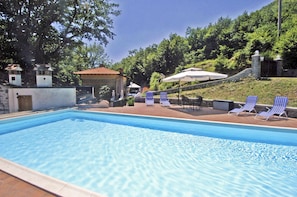 Una piscina al aire libre, una piscina climatizada