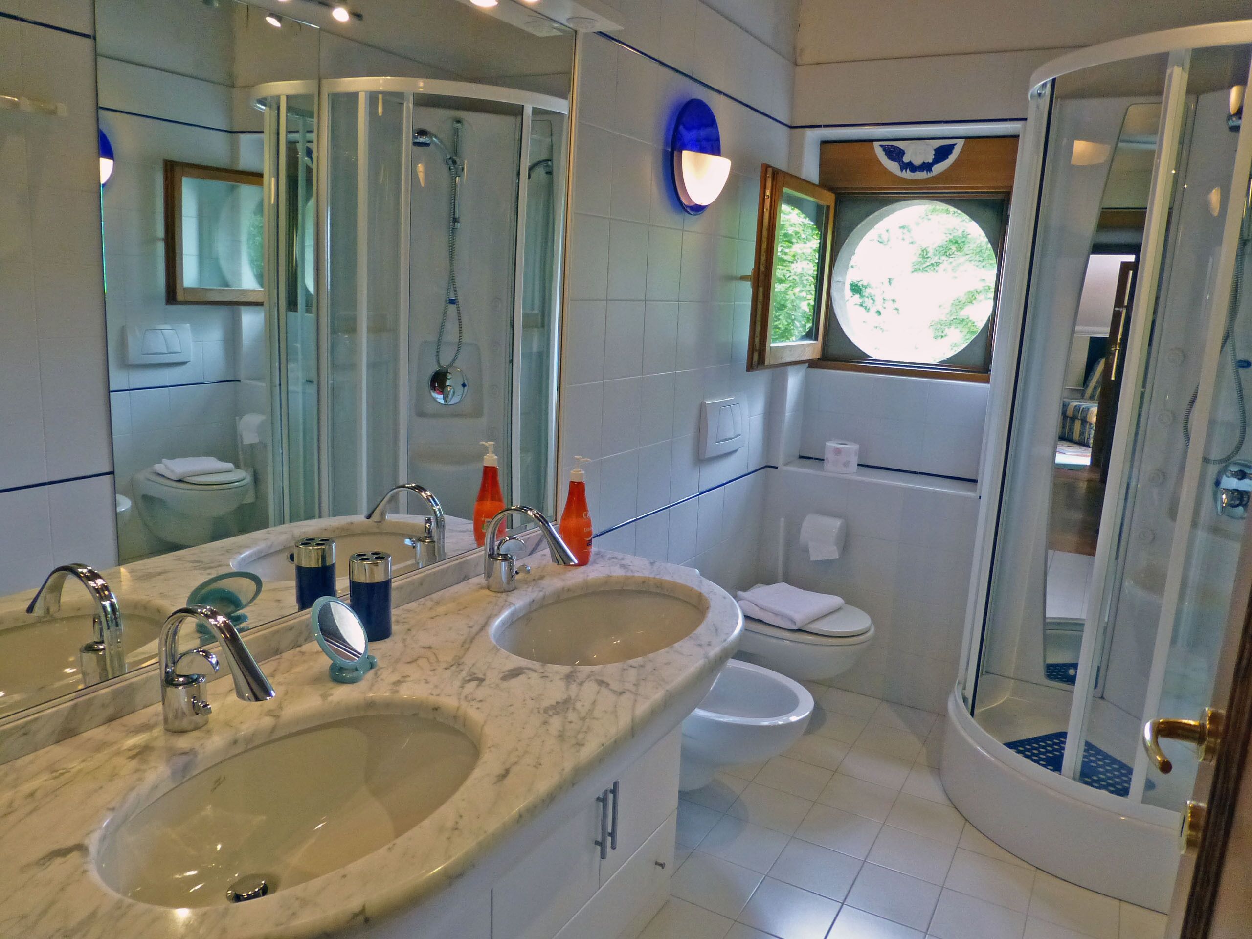 Douche, articles de toilette écologiques, sèche-cheveux, bidet