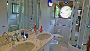 Douche, articles de toilette écologiques, sÚche-cheveux, bidet