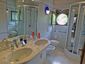 Bruser, miljøvenlige toiletartikler, hårtørrer, bidet