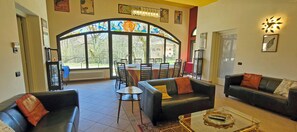 Una Smart TV, una chimenea, un reproductor de DVD