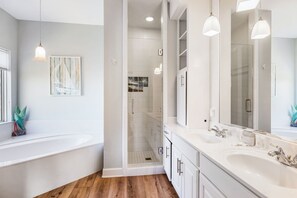 Bañera con ducha, secador de pelo, toallas