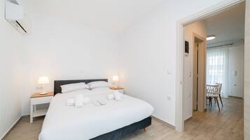 1 habitación, tabla de planchar con plancha, wifi gratis y ropa de cama