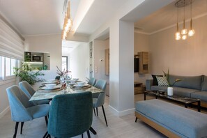 Habitación de lujo con 1 cama matrimonial o 2 individuales | Área de sala de estar | Televisión de plasma de 40 pulgadas con canales vía satélite 