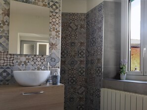 Douche, sèche-cheveux, bidet, serviettes fournies