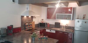 Réfrigérateur, micro-ondes, four, plaque de cuisson