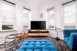 تلفزيون ذكي، مدفأة، ألعاب فيديو، مكتب