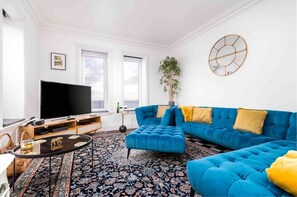 Una Smart TV, una chimenea, videojuegos, una oficina