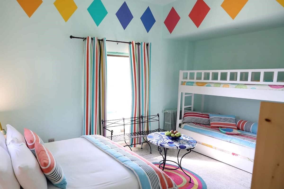 1 bedroom, Egyptian cotton sheets, premium bedding, down comforters
