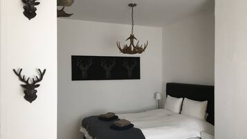 5 Schlafzimmer, Schreibtisch, Bügeleisen/Bügelbrett, Reisekinderbett