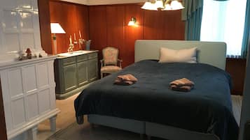 5 bedrooms, desk, iron/ironing board, travel crib