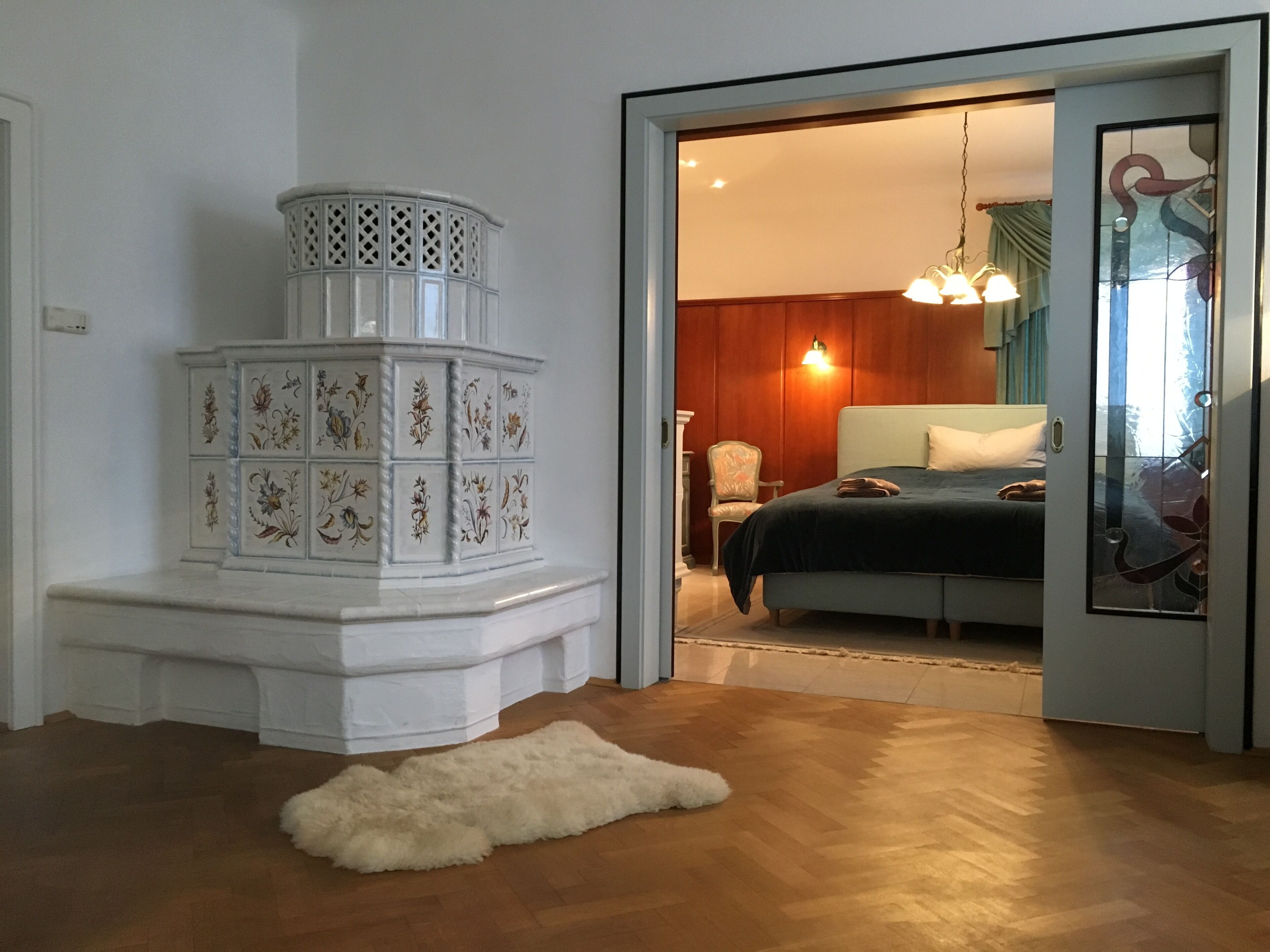 5 habitaciones, escritorio y tabla de planchar con plancha 