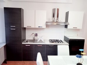 Kühlschrank, Ofen, Herdplatte, Wasserkocher mit Kaffee-/Teezubehör