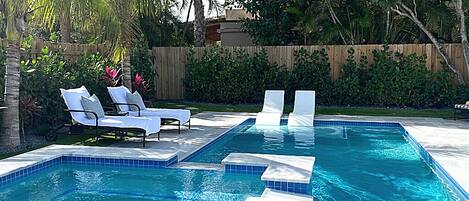 Een buitenzwembad, een verwarmd zwembad