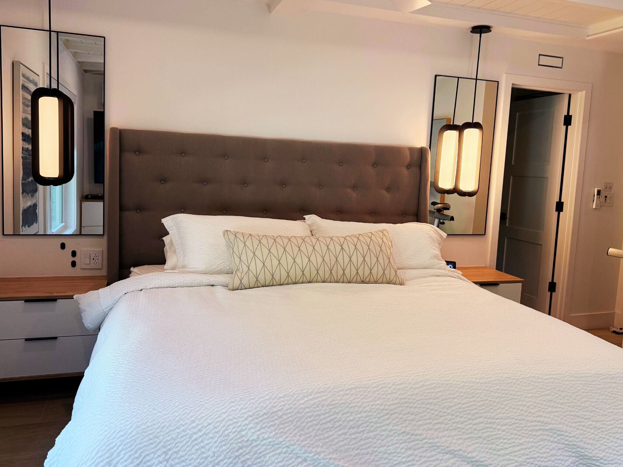 3 habitaciones, escritorio y tabla de planchar con plancha 