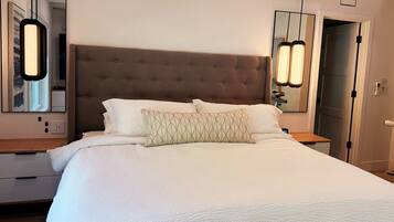 3 habitaciones, escritorio y tabla de planchar con plancha