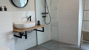 Dusche, Haartrockner, Handtücher, Seife