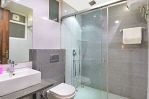Deluxe Triple Room | Bathroom - MY HOTEL (New Delhi)