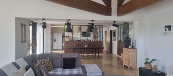 VILLA spacieuse 286 m2 vue sur la Sainte Victoire,  jardin, piscine.