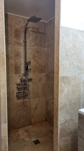 Bathroom - Spacious VILLA 286 m2 overlooking the Sainte Victoire, garden, swimming pool. (Pertuis)