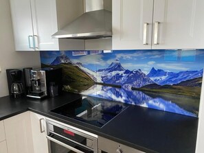 Fridge, microwave, oven, stovetop - Spring Inn Apartment (Schattenhalb)