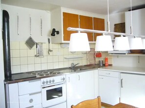 Kühlschrank, Mikrowelle, Herdplatte, Wasserkocher mit Kaffee-/Teezubehör