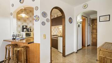 Een koelkast, een magnetron, een koffiezetapparaat/waterkoker