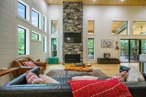 TV connectée, cheminée, jeux vidéo, table de tennis de table