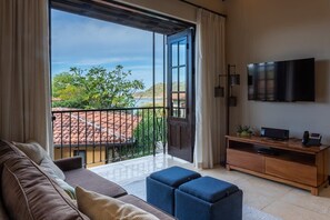 TV, DVD player, offices - Beautiful Mediterranean-Style Penthouse with an Oceanview Balcony (Las Catalinas)