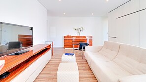 TV - SKY BEACH APARTMENT TERRAÇOS (Quarteira)