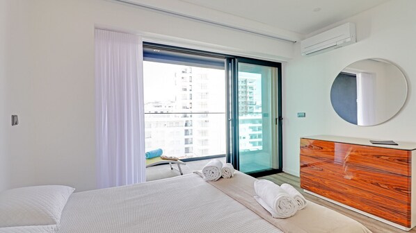 2 bedrooms, in-room safe, iron/ironing board, free WiFi