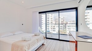 2 chambres, coffres-forts dans les chambres, fer et planche à repasser